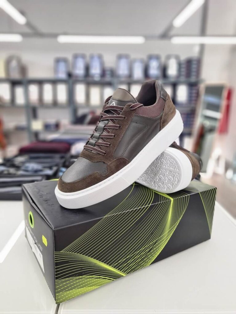 LoftMensFashion showroom aloldal A mai sneakertrend követői is keresik az önkifejezés azon formáit, amelyek távolítják viselőjüket a fősodortól. Ez a sneaker karakteresen szakít a tiszta fehér trendekkel, tulajdonosa azt üzeni, hogy ő másképp csinálja, mint a többség.